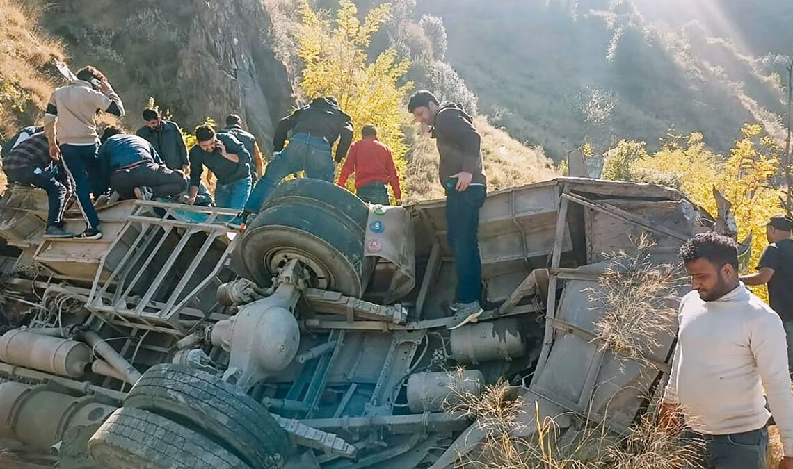 भारतको जम्मु-कश्मिरमा बस दुर्घटना हुँदा ३९ जनाको मृत्यु