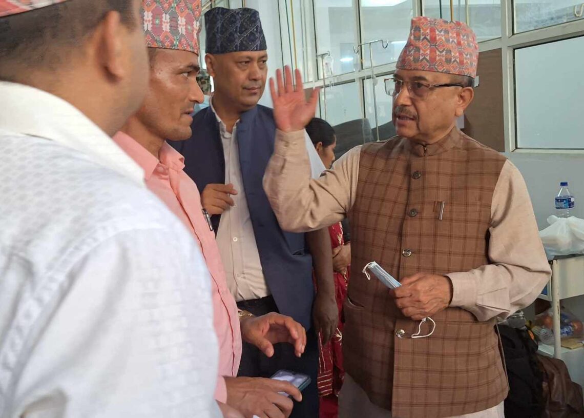 उपप्रधानमन्त्री खड्का भूकम्पका घाइतेको अवस्था बुझ्न भेरी अस्पतालमा