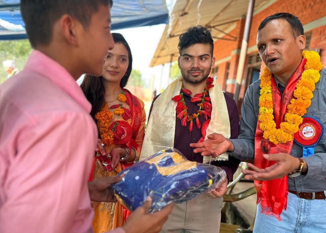 पूर्वविद्यार्थीले बाँडे बालबालिकालाई न्यानो कपडा