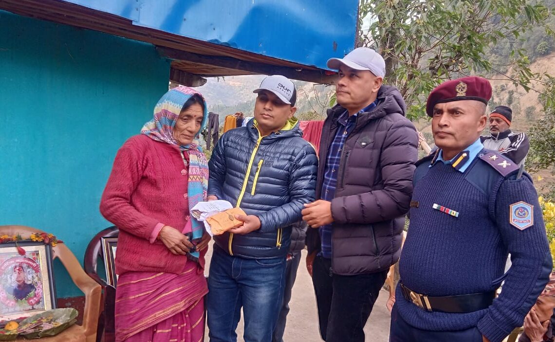 स्वर्गीय प्रहरी जवान ओलीका परिवारलाई बाँके प्रहरीले गर्यो आर्थिक सहयोग