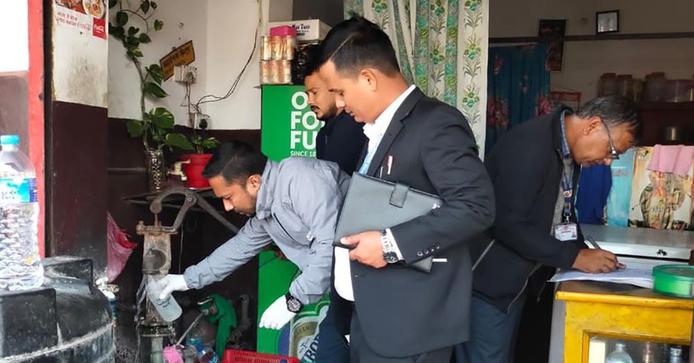 खानेपानी परीक्षणका लागि संस्थानद्धारा नमुना सङ्कलन