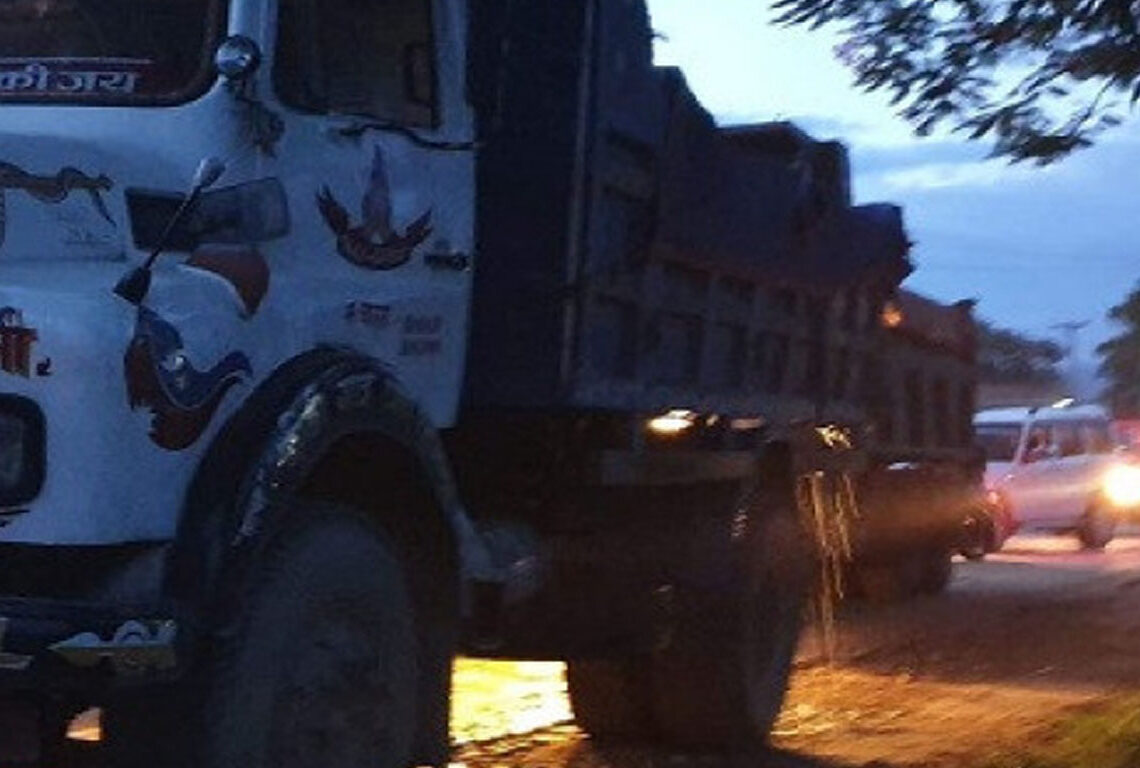 पानी चुहाउँदै टिपर गुडेपछि कालोपत्रे सडक जोखिममा