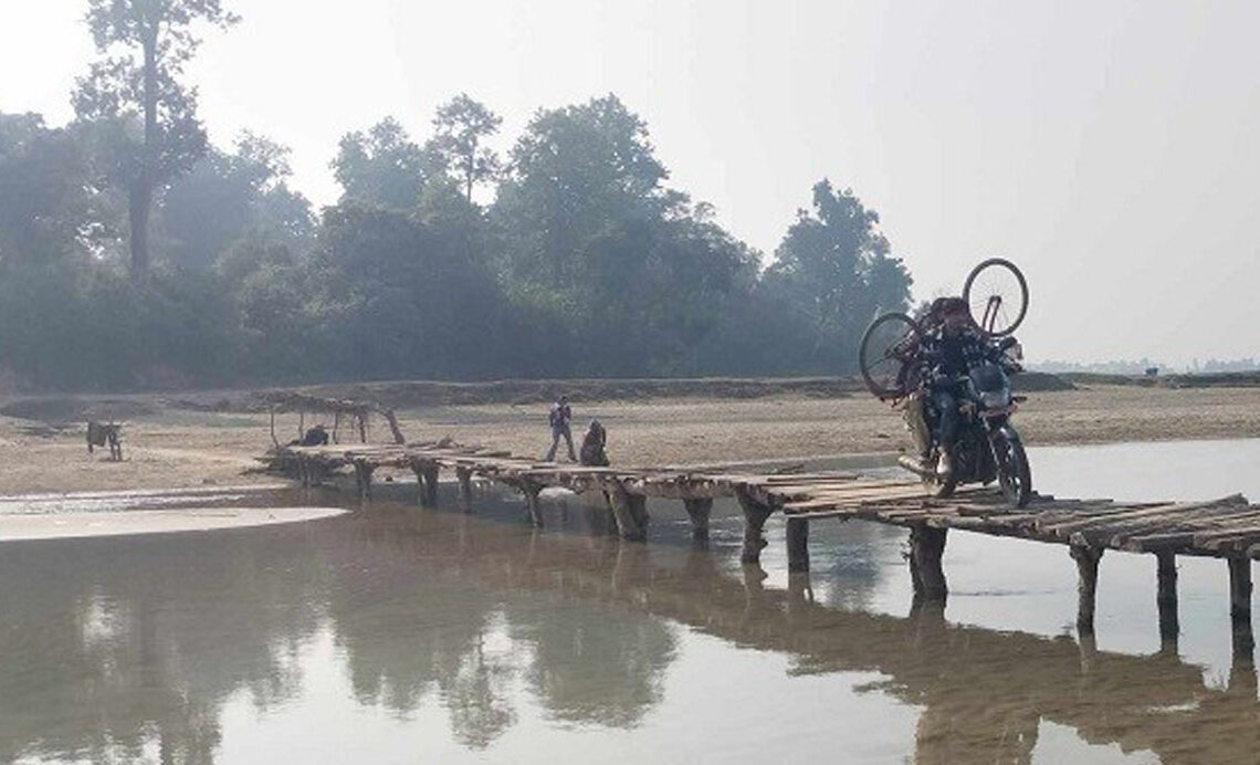 कञ्चनपुरः दोदा नदी तर्न फड्केको भर, शुल्क तिर्नुपर्ने बाध्यता