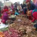बाँकेका कृषि हाटबजारमा तरूल किन्नेको भिड (फोटो फिचर)