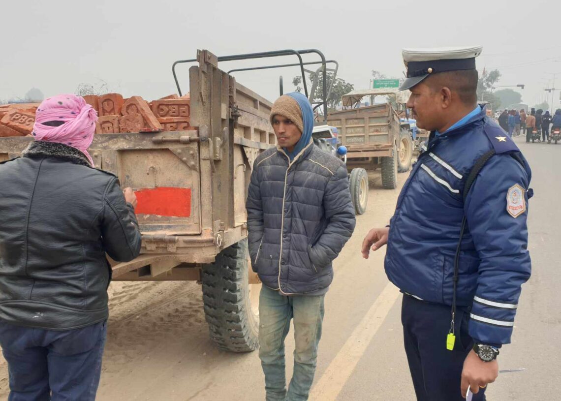 दुर्घटना न्यूनीकरणका लागि चेकिङमा कडाइ गर्दै ट्राफिक प्रहरी
