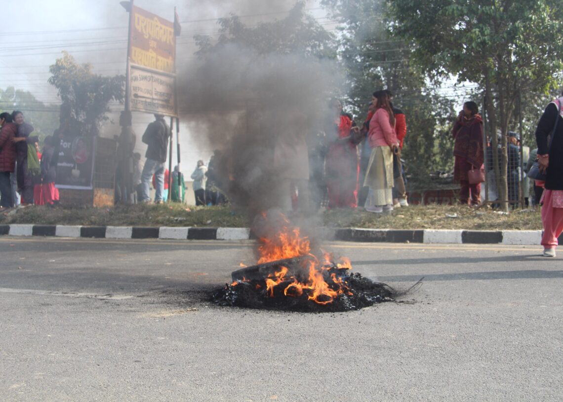 सवारी चालकलाई प्रहरीले संरक्षण गरेको भन्दै पीडितद्वारा सडक अवरुद्ध
