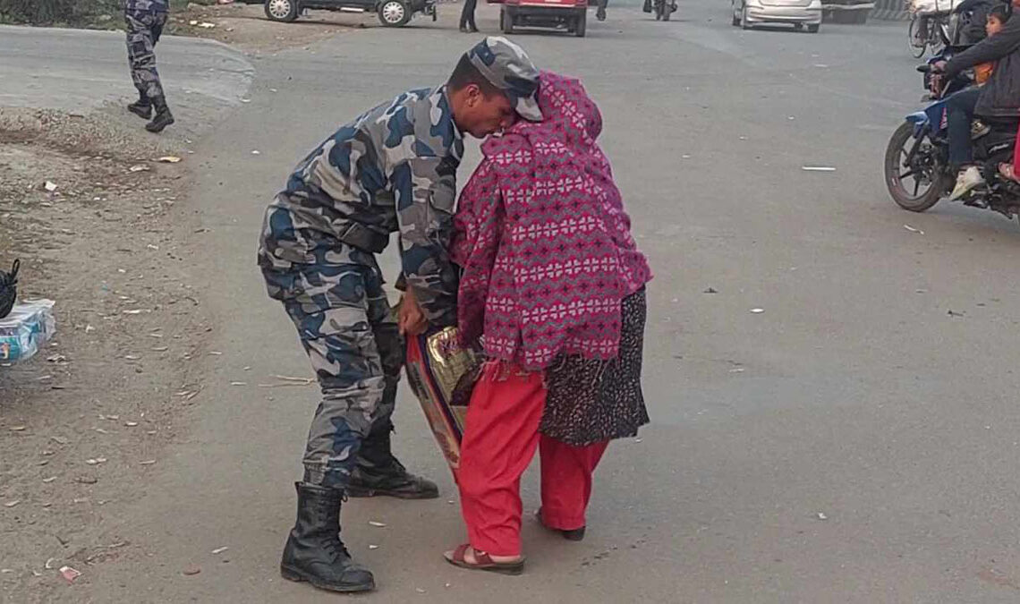 नेपालगञ्ज नाकामा सशस्त्र प्रहरीको दादागिरी : महिलामाथि सशस्त्र प्रहरी पुरुषद्वारा हातपात, प्रशासन मौन