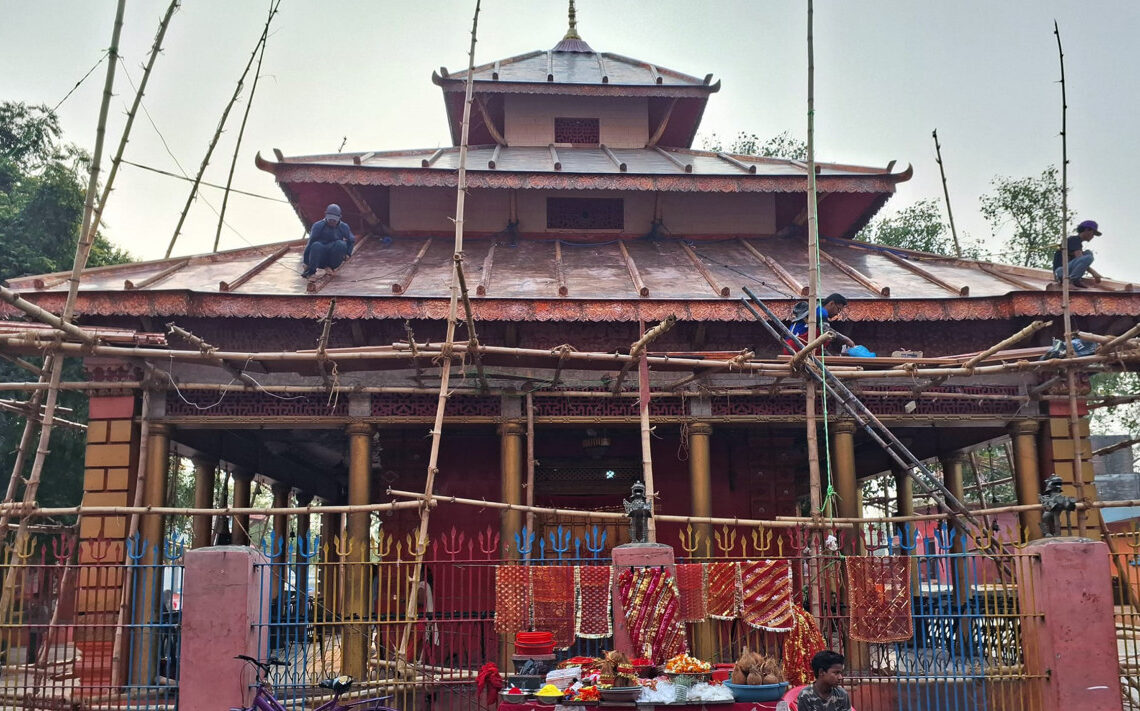 नेपालगञ्जको बागेश्वरी मन्दिरको छानामा ताम्रपत्र लगाइँदैै