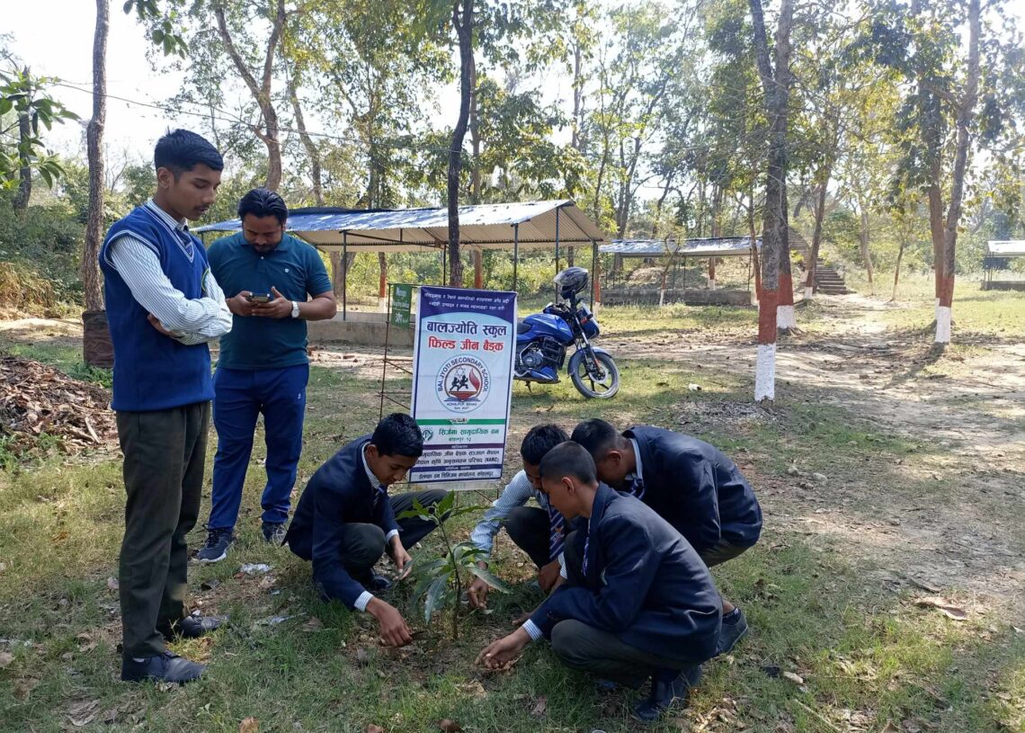 स्कुले विद्यार्थीलाई जैविक विबिधता संरक्षणसङ्गै रैथाने बिरुवा चिनाउदै बालज्योती