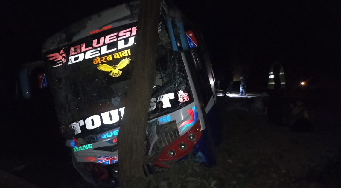 दाङबाट काठमाडौं जाँदै गरेको बस दुर्घटना