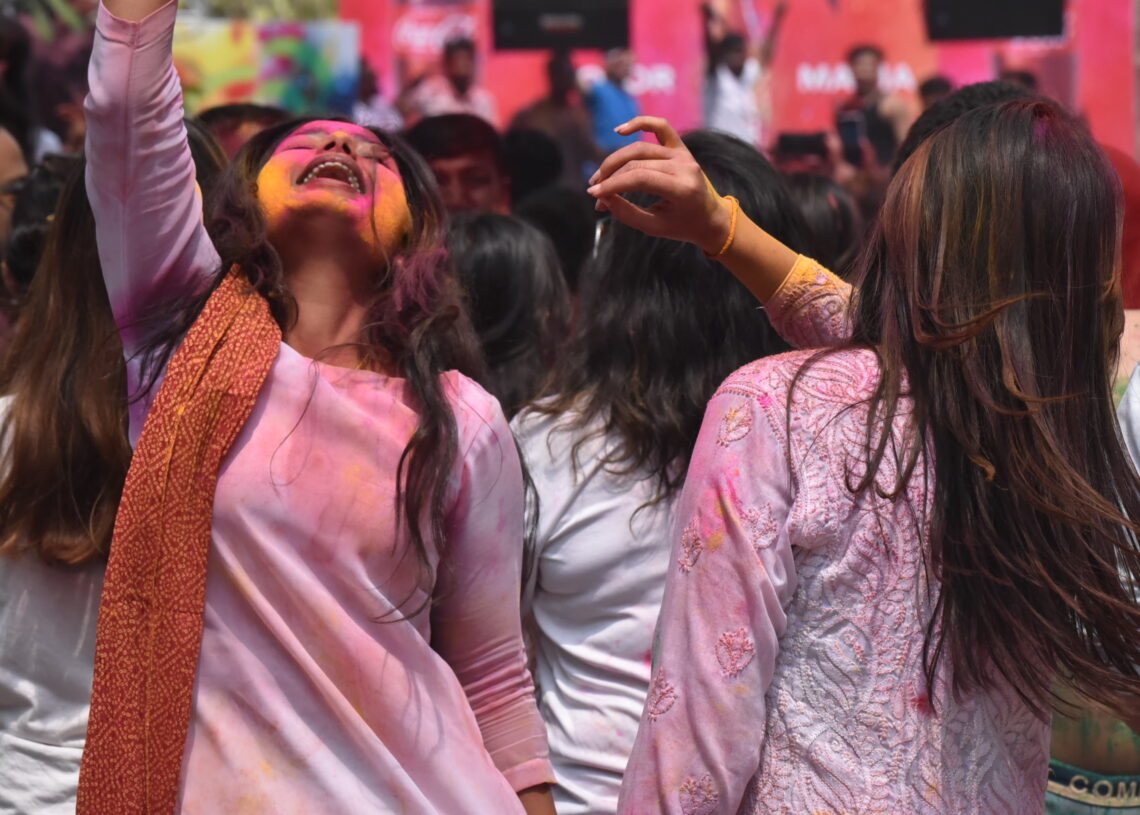 नेपालगञ्जमा मर्यादित वातावरणमा मनाइँदै होली (फोटो फिचर)