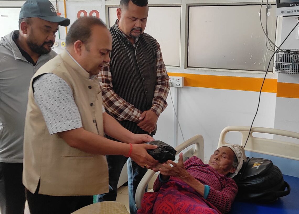 गिरिजाप्रसाद कोइरालाको स्मृति दिवसमा फलफूल वितरण