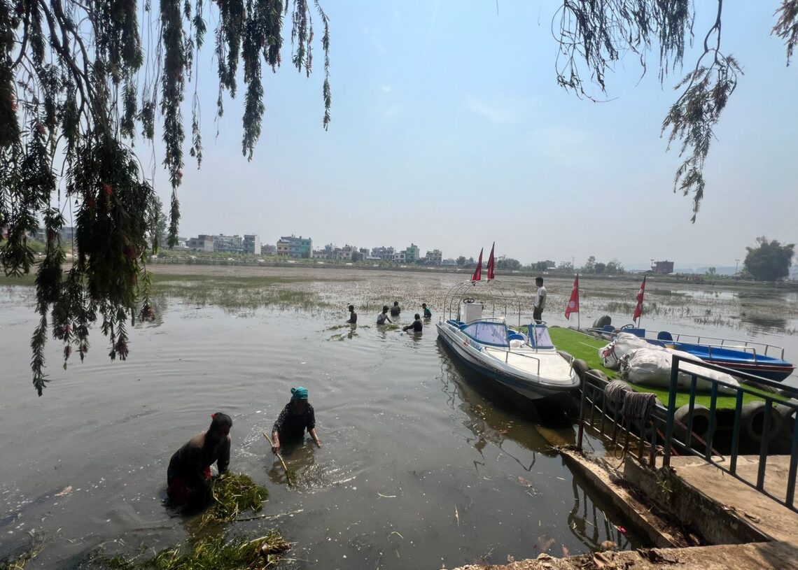मोटरबोट सञ्चालनका लाधि धमाधम सफा गरिँदै सुर्खेतको बुलबुले ताल