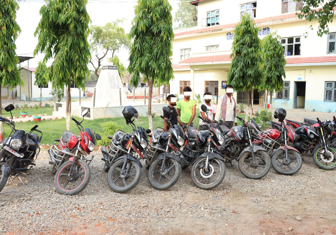 चोरीका नौ मोटरसाइकलसहित चार पक्राउ