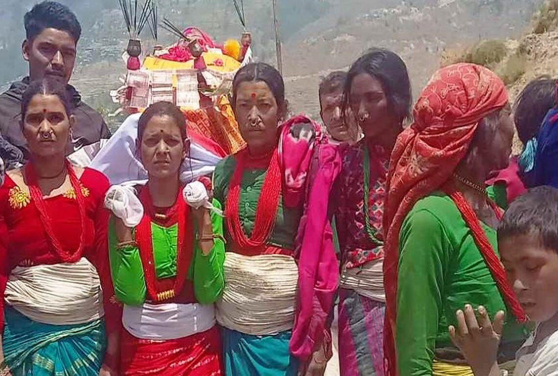 गाउँमा पुरुष नभएपछि कालिकोटमा मलामी जाँदै महिला