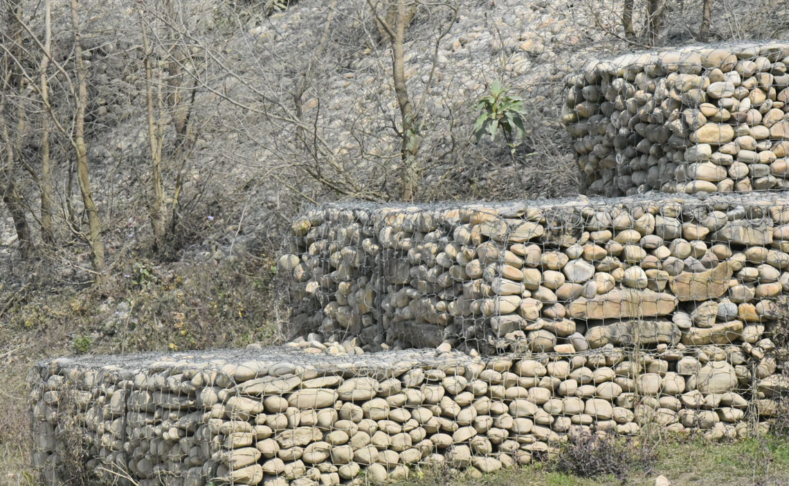 झिंझरी खोलामा तटबन्धन निर्माण