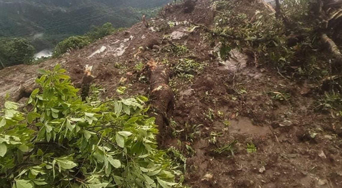 दम्पती घरसहित पहिरोमा पुरिए