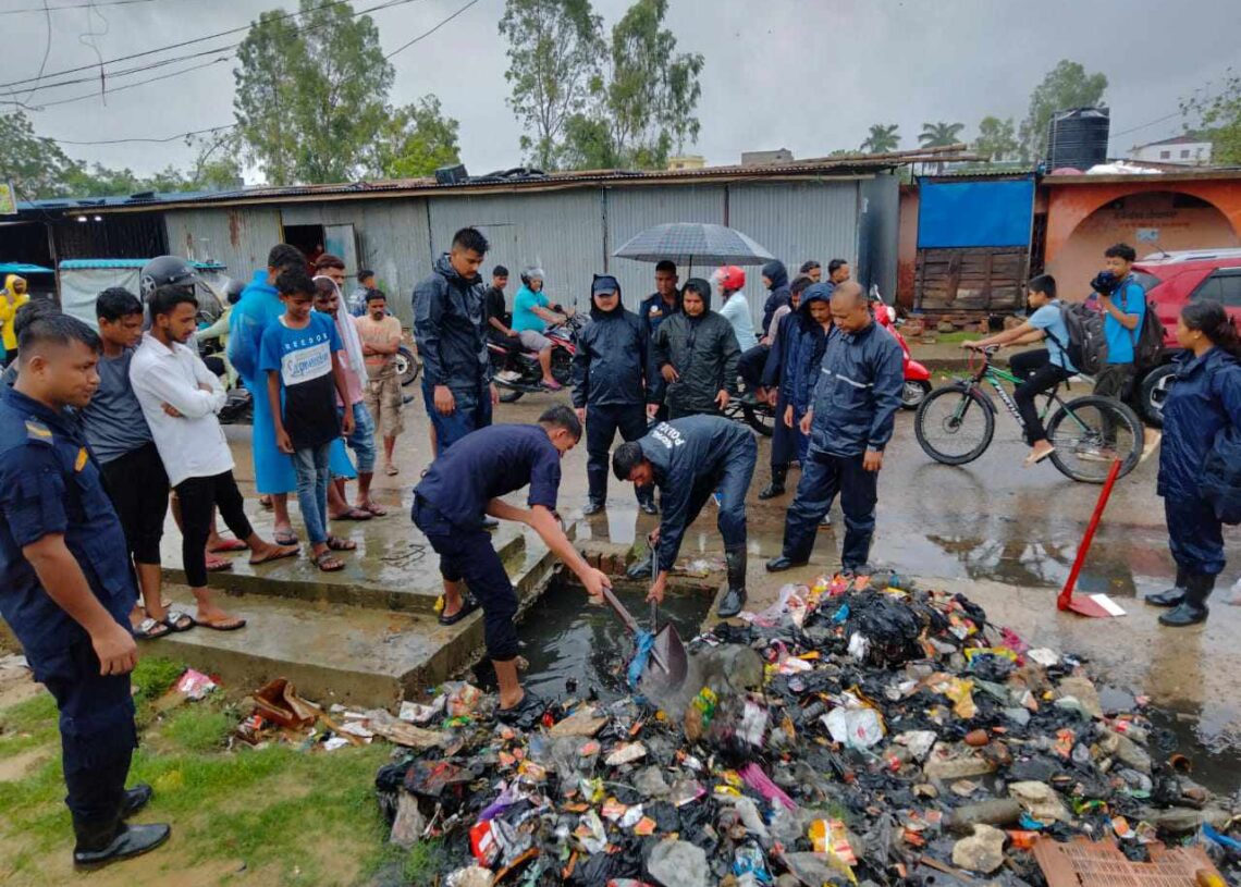 वडा प्रहरी कार्यालयद्धारा नेपालगन्जमा नाला सफाई