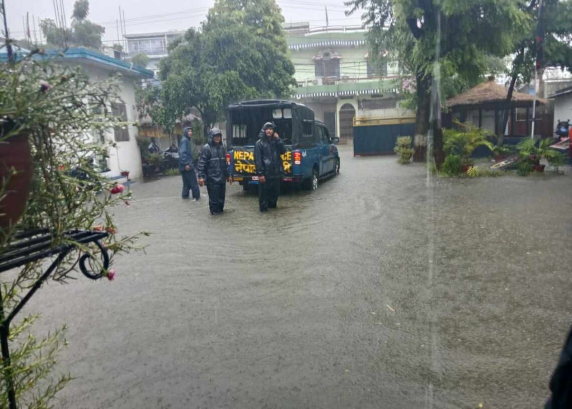 भारी बर्षाको असरः नेपालगन्जका अधिकांश स्थान जलमग्न