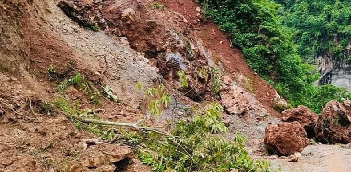 गाउँ जोड्ने सडक अवरुद्ध