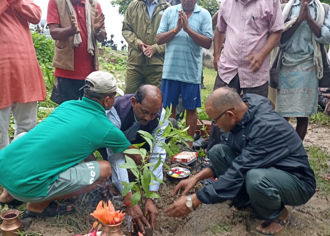 मन्त्री कुर्मीले बाँकेबाट सुरु गरे वृक्षारोपण अभियान