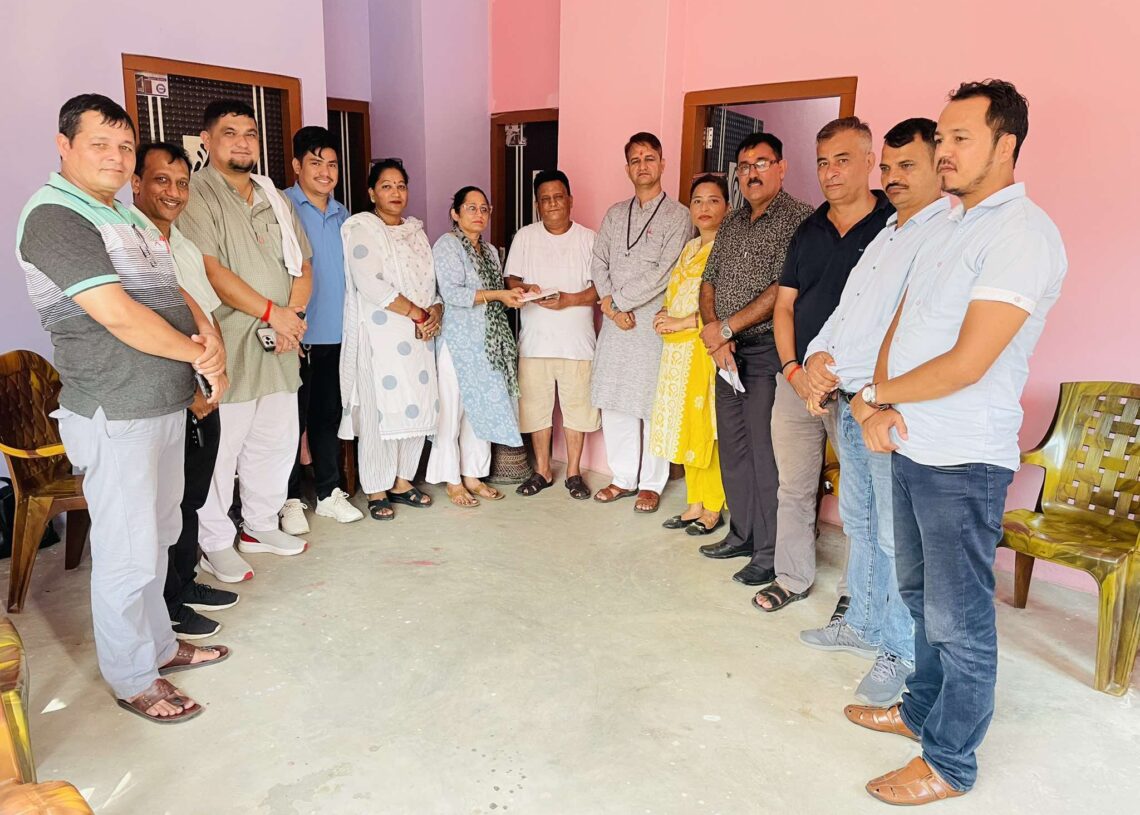 तिज खर्च कटाएर बिरामी व्यवसायी महिलालाई पौने एक लाख सहयोग
