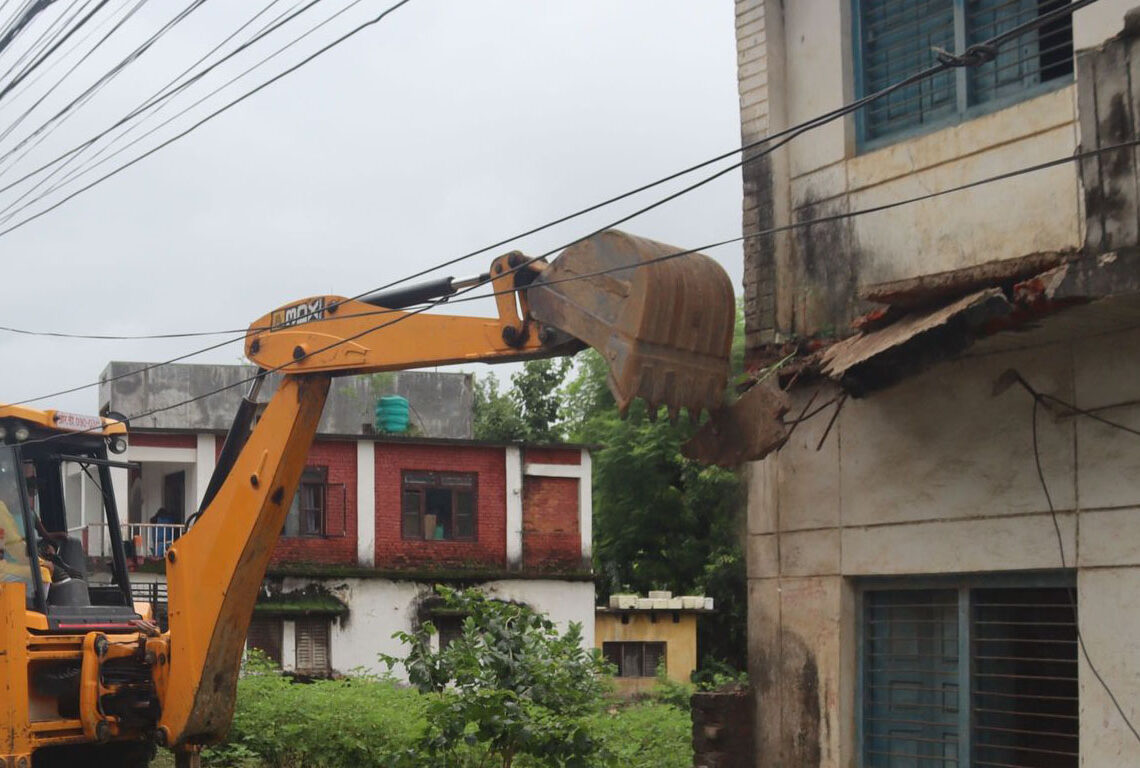 सडक विस्तार गर्न मेयरले चलाए आफ्नै घरमा डोजर