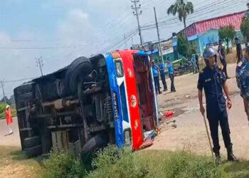 बस अनियन्त्रित भई पल्टिँदा दुई जनाको मृत्यु, २७ जना घाइते