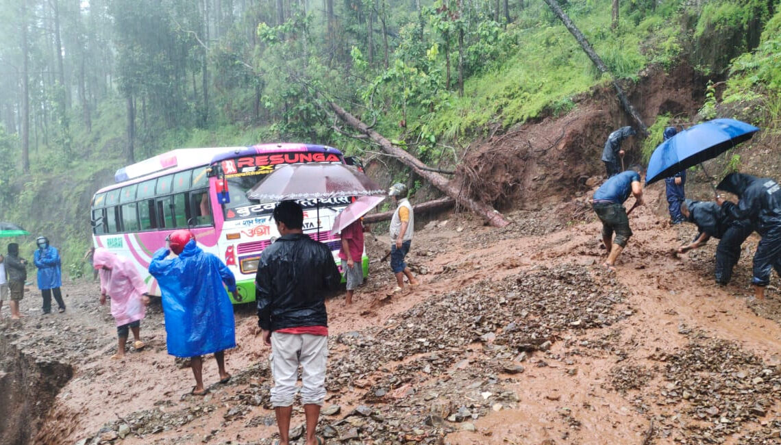 गुडिरहेको बसभित्र खस्यो लेदो सहितको पहिरो