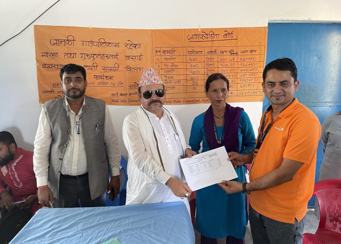 मदरसा र गुरुकुललाई सामग्री हस्तान्तरण