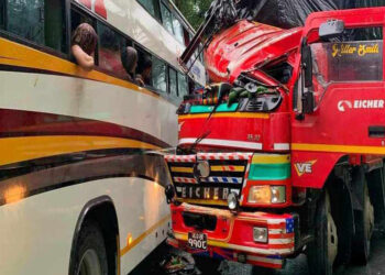 बस र ट्रक ठोक्किँदा तीन जना घाइते