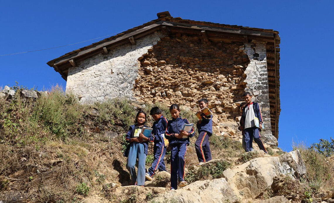 रुकुमपश्चिमका भूकम्प प्रभावित विद्यालयलाई सहयोग