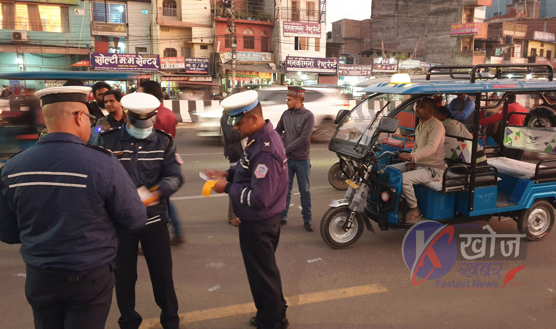 दुर्घटना रोक्न अटो रिक्सामा रिफ्लेक्टिभ स्टिकर