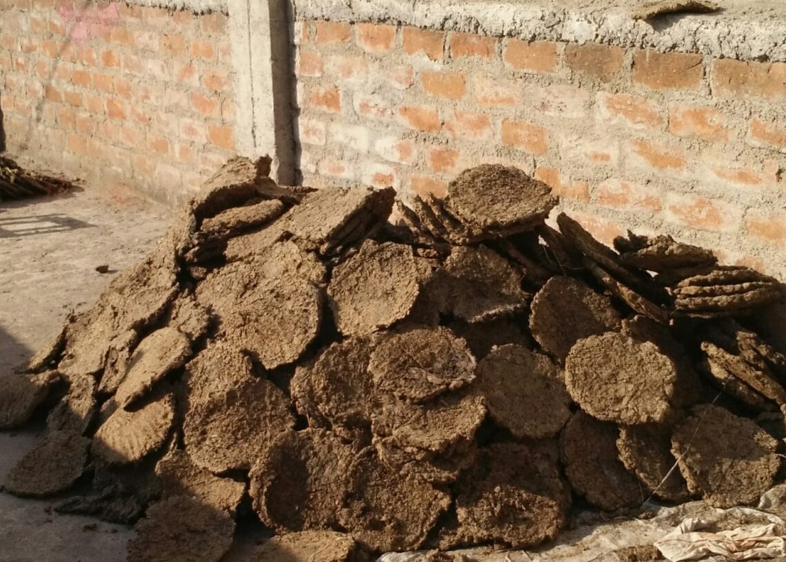 चिसो छल्न गुइँठा र दउराको प्रयोग