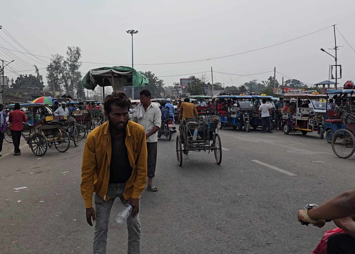 सडक विभागको धज्जी उडाउँदै नेपालगन्ज उपमहानगर : ३० लाखमा पार्किङ ठेक्का, ठेकेदार र उपमहानगरको लापरवाहीले जमुनाह बजार अस्तब्यस्त