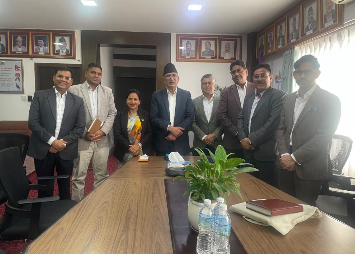 नेपालगन्जमा सुख्खा बन्दरगाहको माग गर्दै अर्थमन्त्रीलाई ज्ञापनपत्र