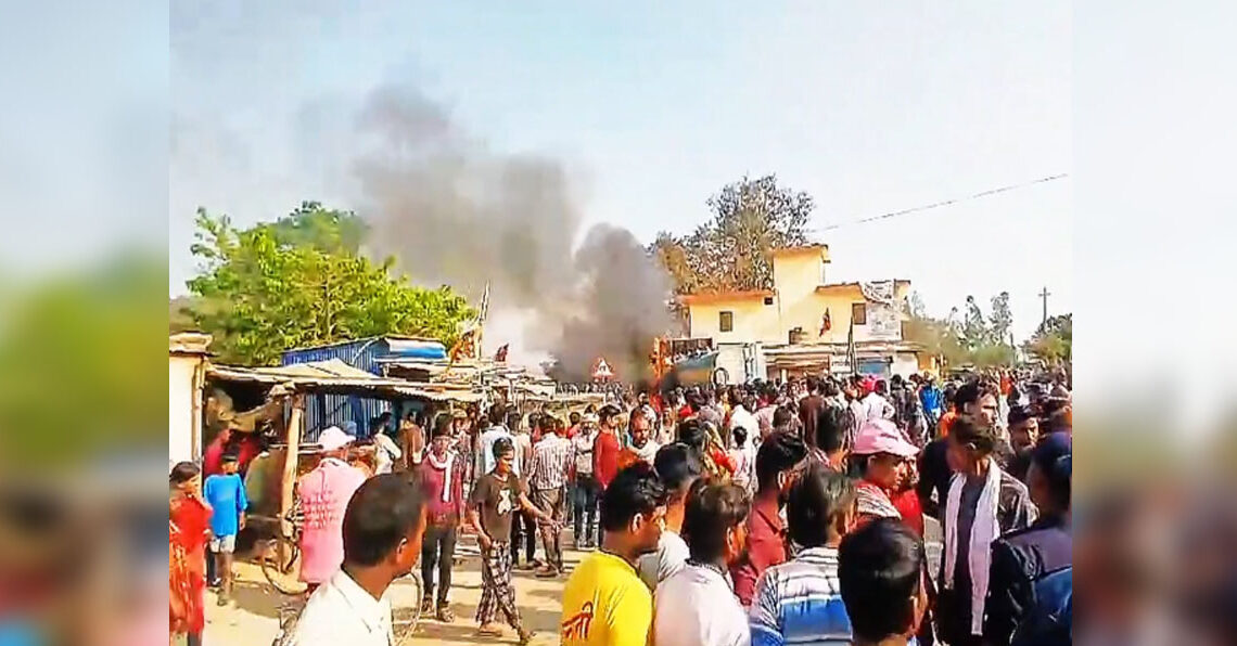 दुई बालकको मृत्यु भएपछि वेतहनी चोक तनावग्रस्त, स्थिति नियन्त्रण गर्न दजनौँ राउड हवाई फायर र अश्रु ग्याँस प्रहार
