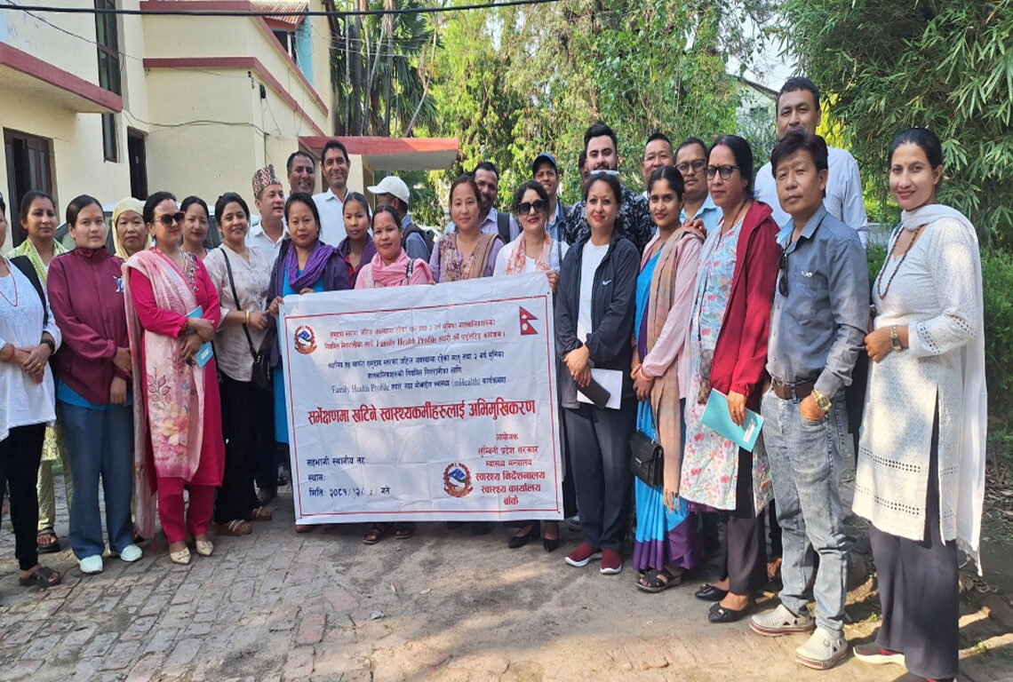 स्वास्थ्य विवरण संकलन गर्न स्वास्थ्यकर्मी घरघरमा