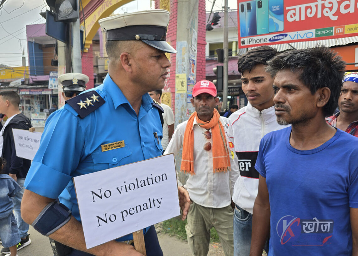 धम्बोझी चोकमा प्ले कार्डसहित ट्राफिक प्रहरीको सचेतना कार्यक्रम