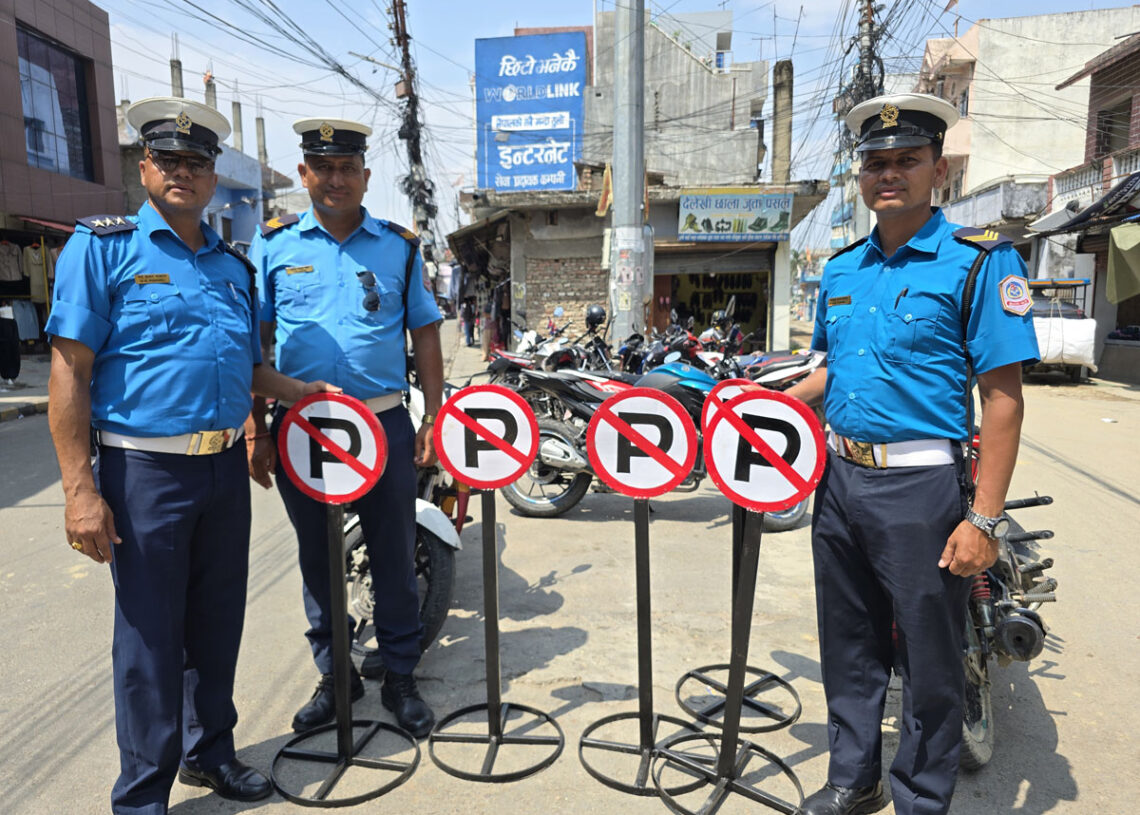 नेपालगन्ज घरबारी टोलमा पार्किङ व्यवस्थित गर्दै ट्राफिक प्रहरी, स्थानीय ब्यापारी पनि खुसी