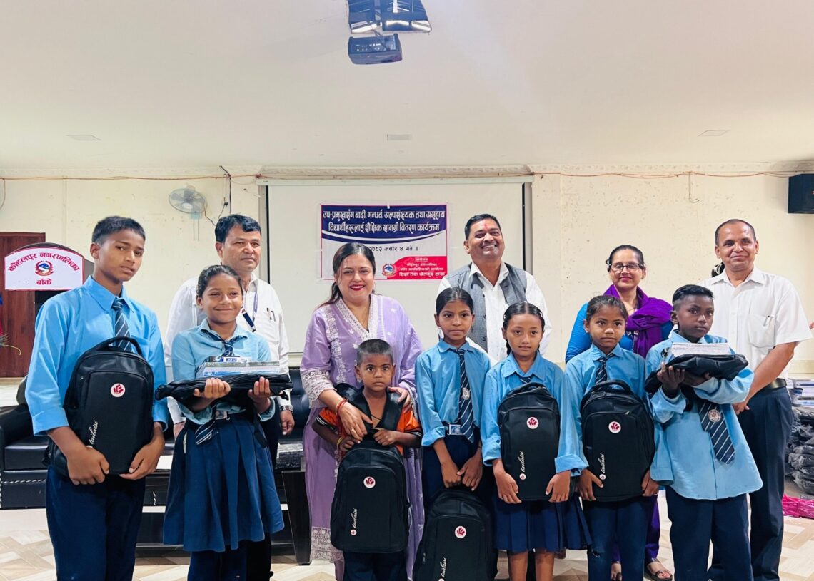 १० विद्यालयका ७० बालबालिकालाई शैक्षिक सामाग्री सहयोग