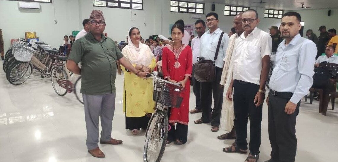 छात्रा प्रोत्साहन कार्यक्रम अन्र्तगत डुडुवाद्धारा साइकिल वितरण
