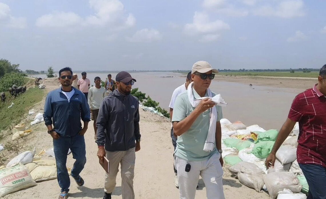 राप्ती नदीमा निर्माणाधीन अस्थायी तटबन्धको निरीक्षण