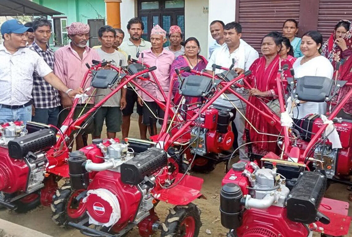 सहकारीद्वारा कृषकलाई कृषि सामग्री वितरण