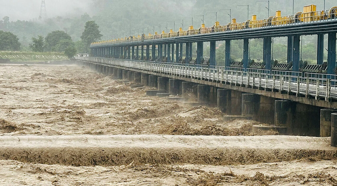कोसी ब्यारेजको ३१ ढोका खोलियो