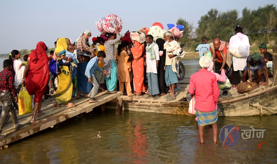 पुल निर्माणको आश्वासन मात्र : तटीय क्षेत्रका नागरिकलाई नदी तर्न डुङ्गाकै भर