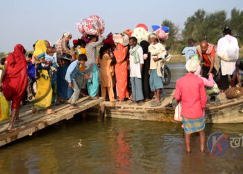 पुल निर्माणको आश्वासन मात्र : तटीय क्षेत्रका नागरिकलाई नदी तर्न डुङ्गाकै भर