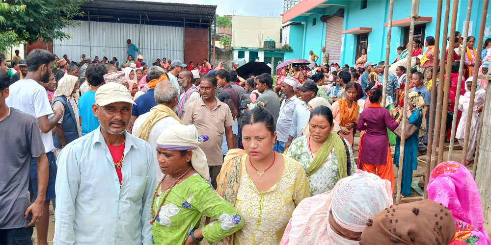 बिहान चार बजेदेखि लाइन, मल नपाउँदा रित्तै हात फर्किए किसान
