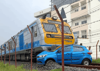 जनकपुरमा रेल र कार ठोक्किए, केही समय रेल सेवा अवरुद्ध