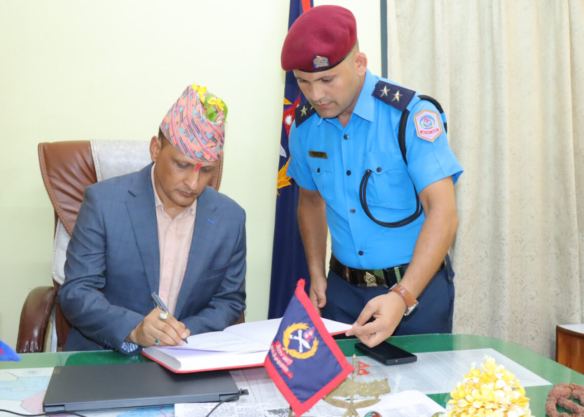 एसपी अंगुर जिसीले सम्हाले जिम्मेवारी, उच्च मनोबलमा काम गर्न निर्देशन